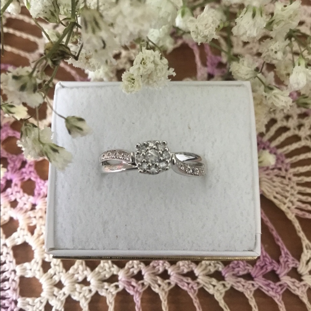 Beautiful Sterling Silver & Diamond Ring